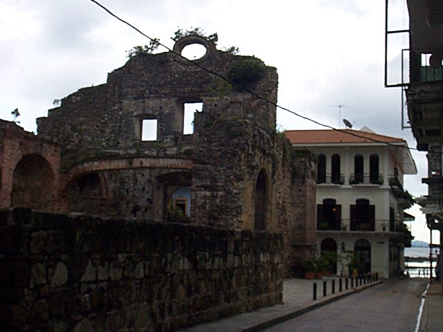 Ruinen in Casco Viejo 10.07.03.jpg - ruinen mitten in der stadt